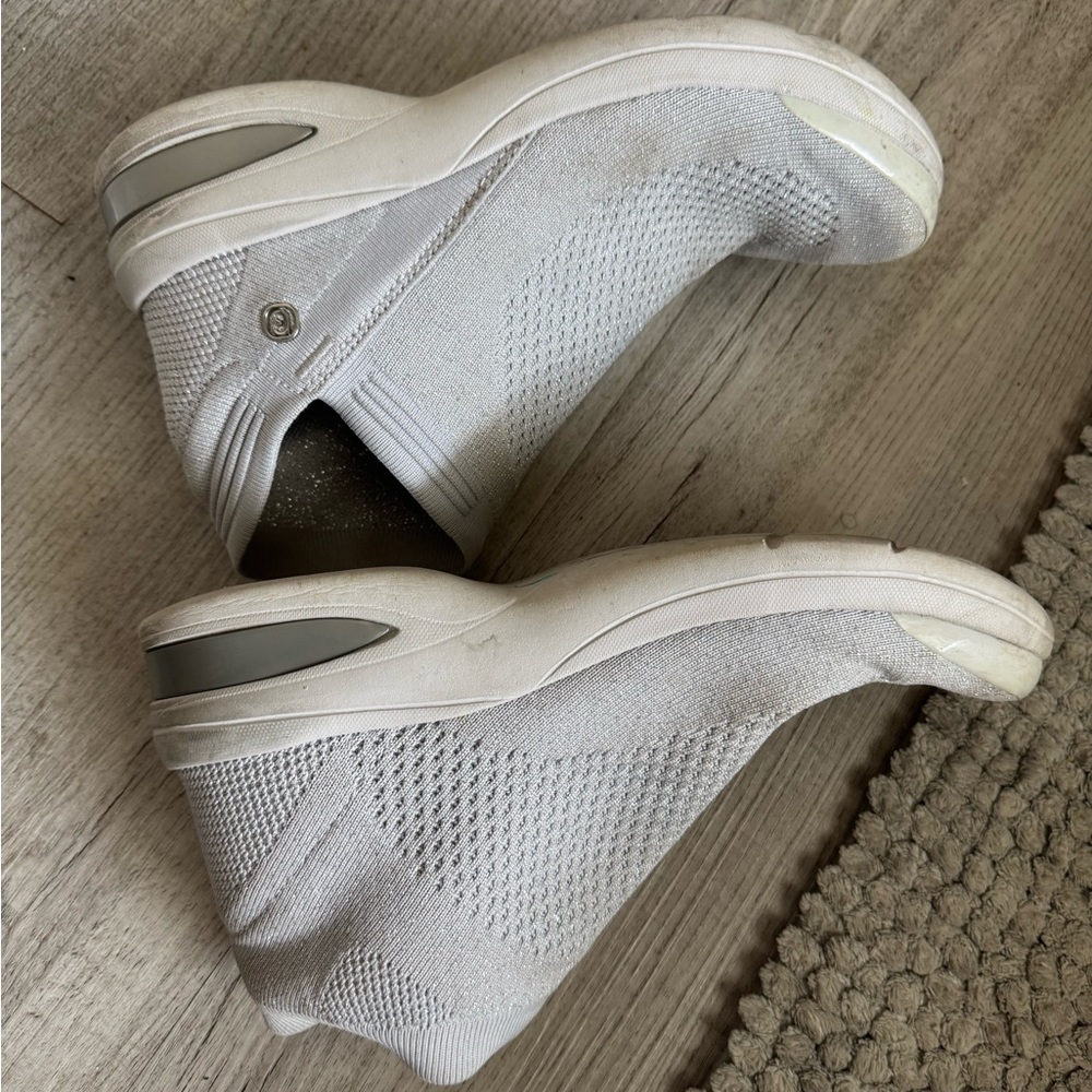 Bzees white sparkle bootie size 7